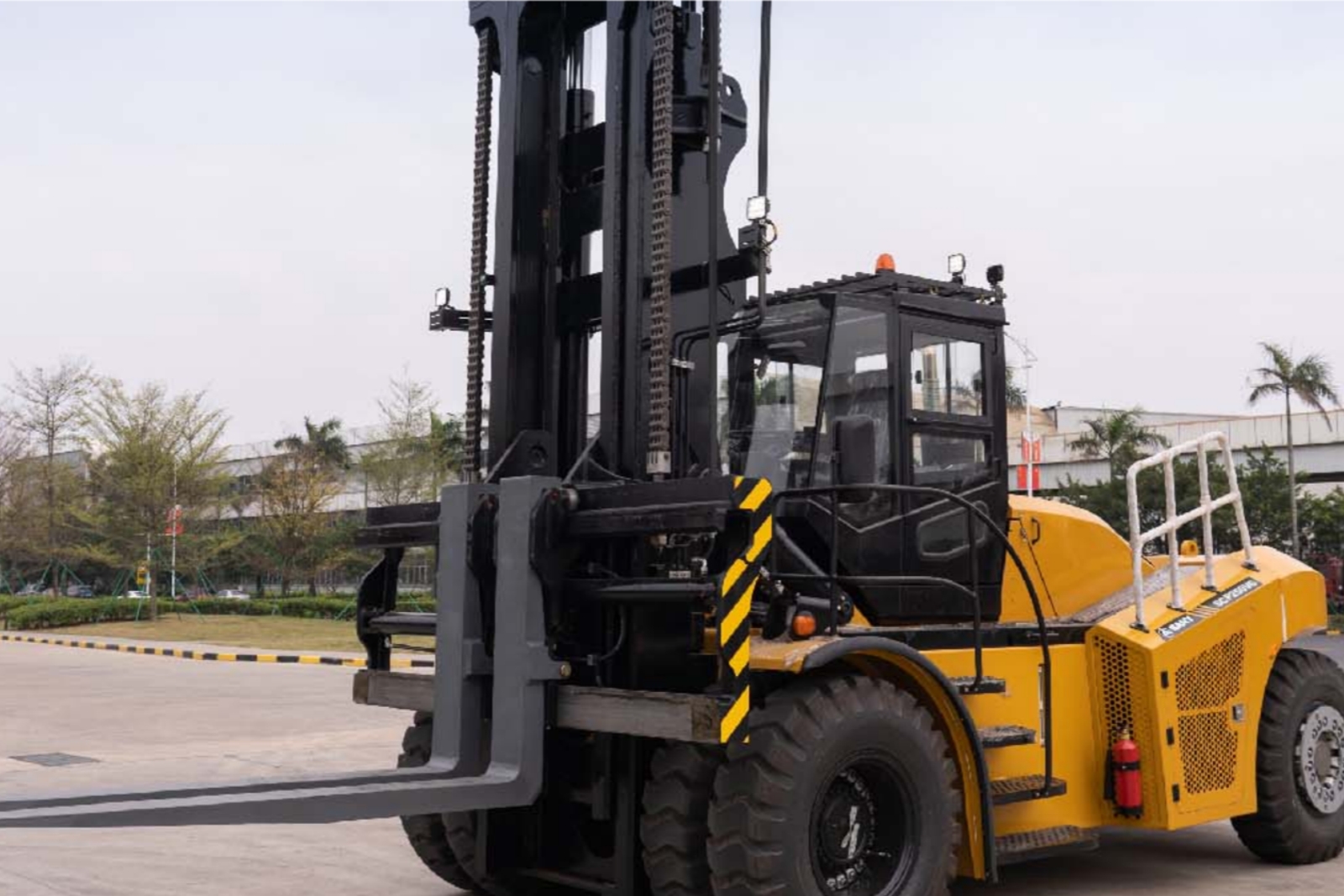 三一 平衡重式叉車(chē) SCPE100