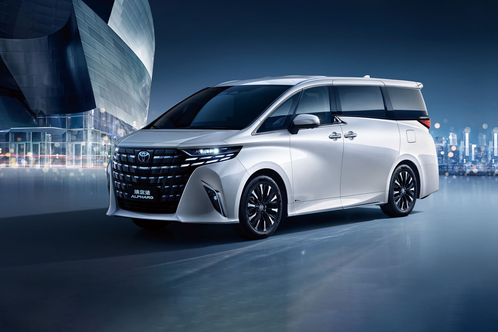 豐田埃爾法2.5L智能(néng)電(diàn)混雙擎